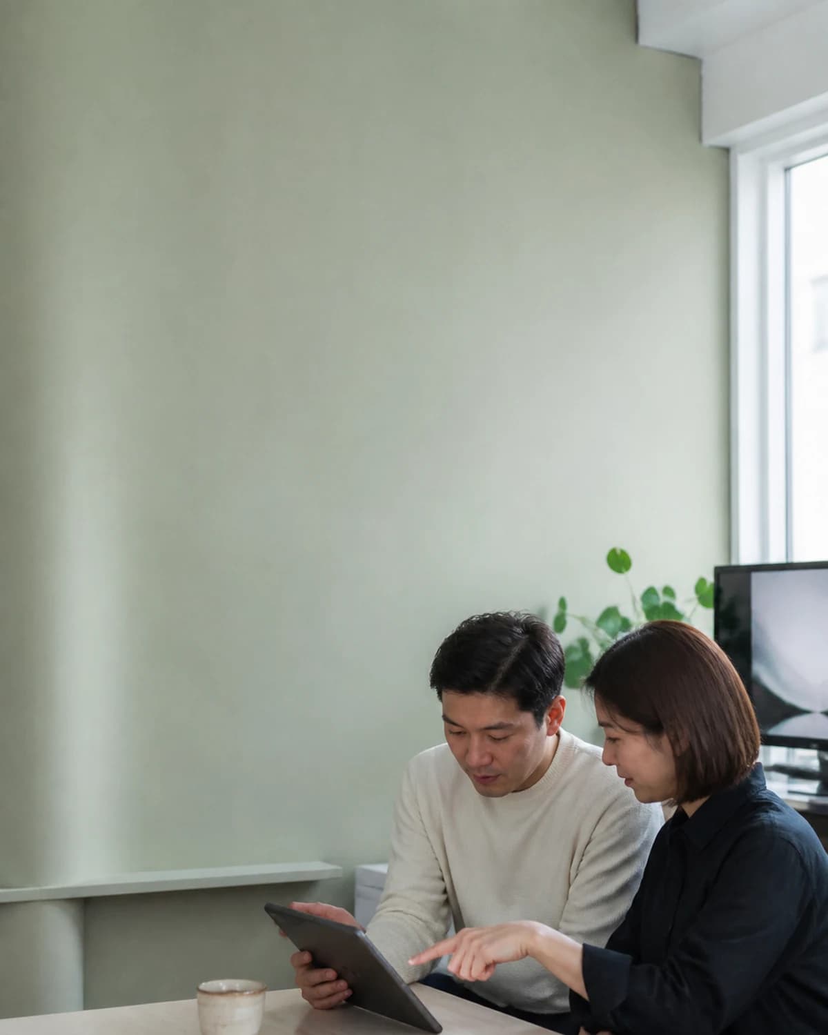 태블릿으로 학원 운영 흐름을 검토하는 원장과 컨설턴트