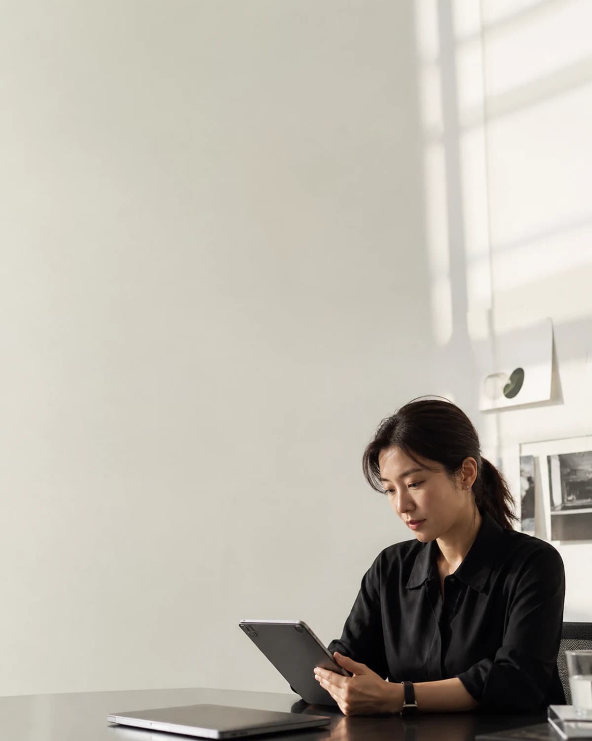 태블릿으로 프로젝트 범위를 확인하는 사업자