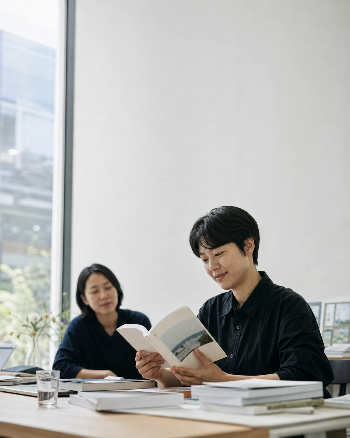 편집을 마친 책을 살펴보는 독립 출판 작업자