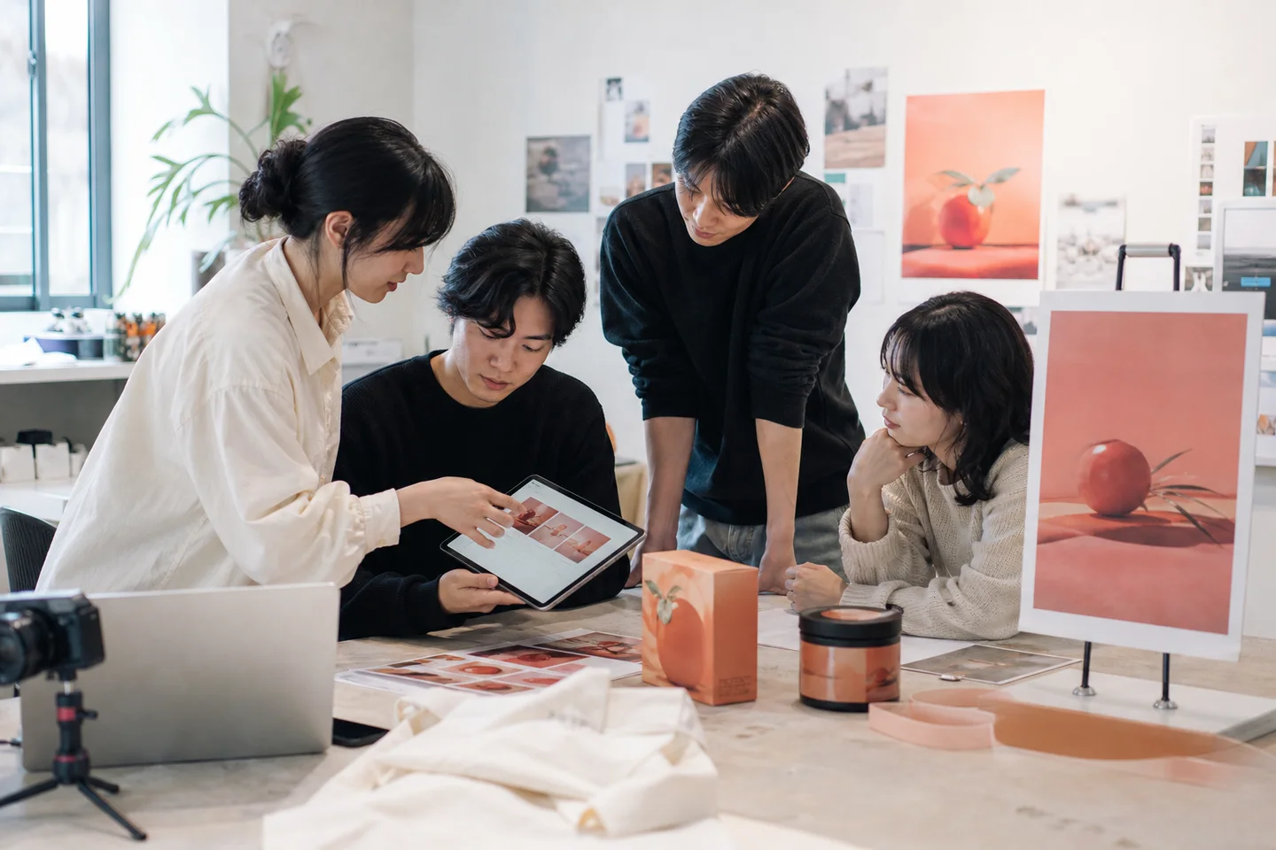 홍보 디자인 키트 작업 장면 예시