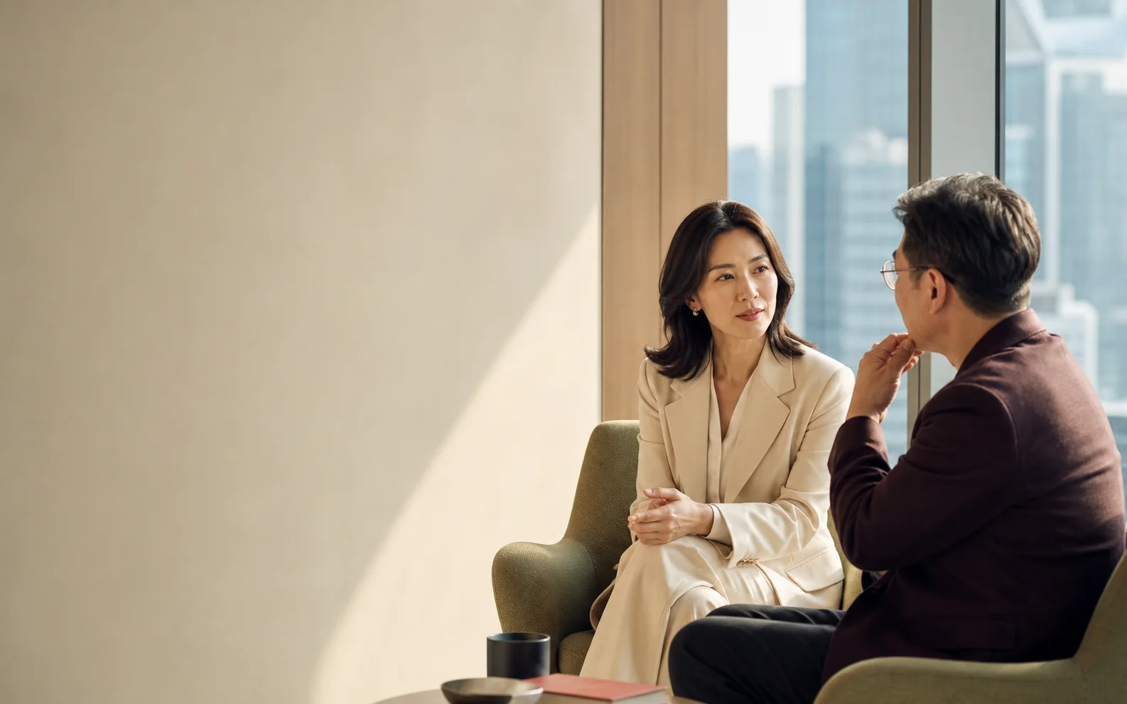 리더십 코치와 대화 중인 한국인 여성 임원