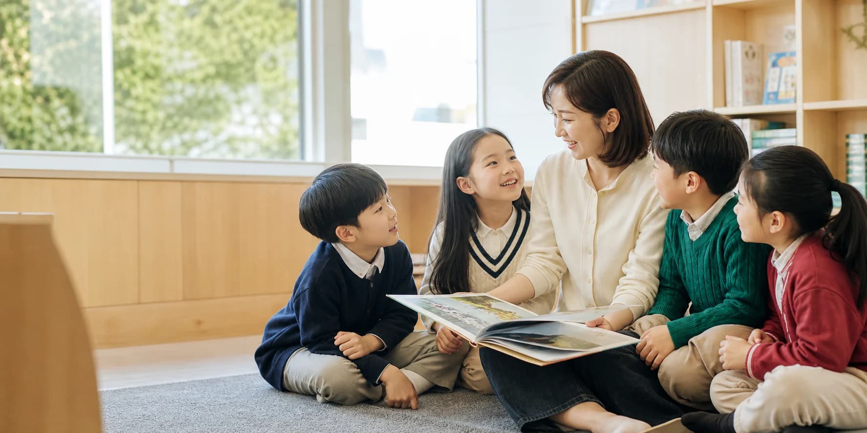 선생님과 그림책을 읽으며 이야기하는 초등 저학년 아이들
